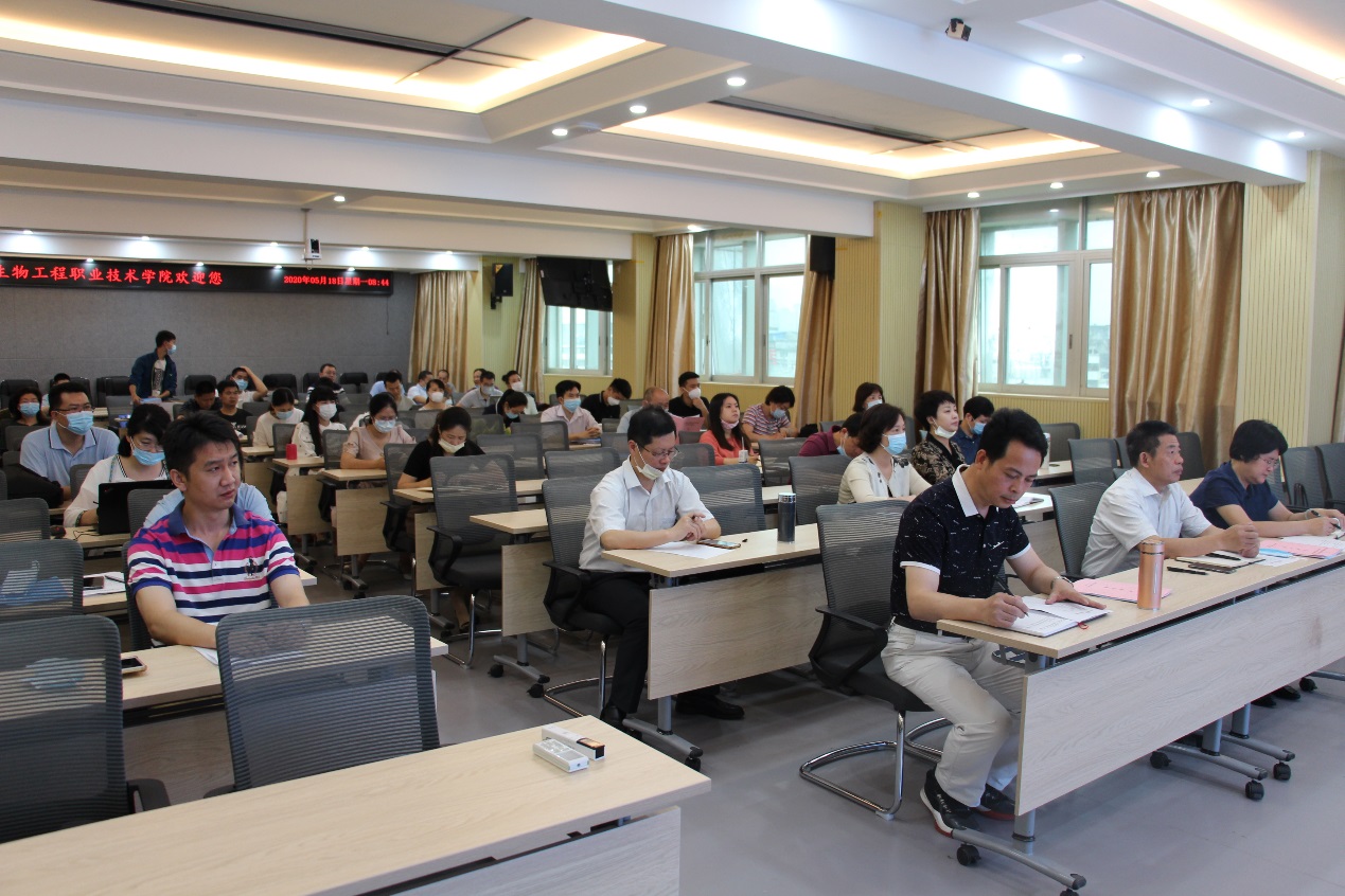 图片包含 室内, 天花板, 桌子, 人描述已自动生成