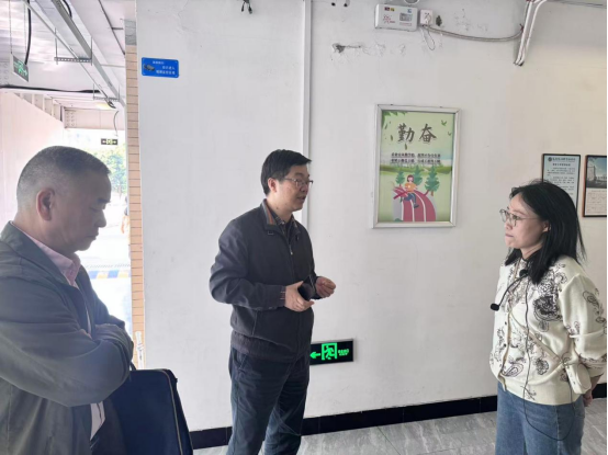 校党委书记林志华深入思政课堂听课