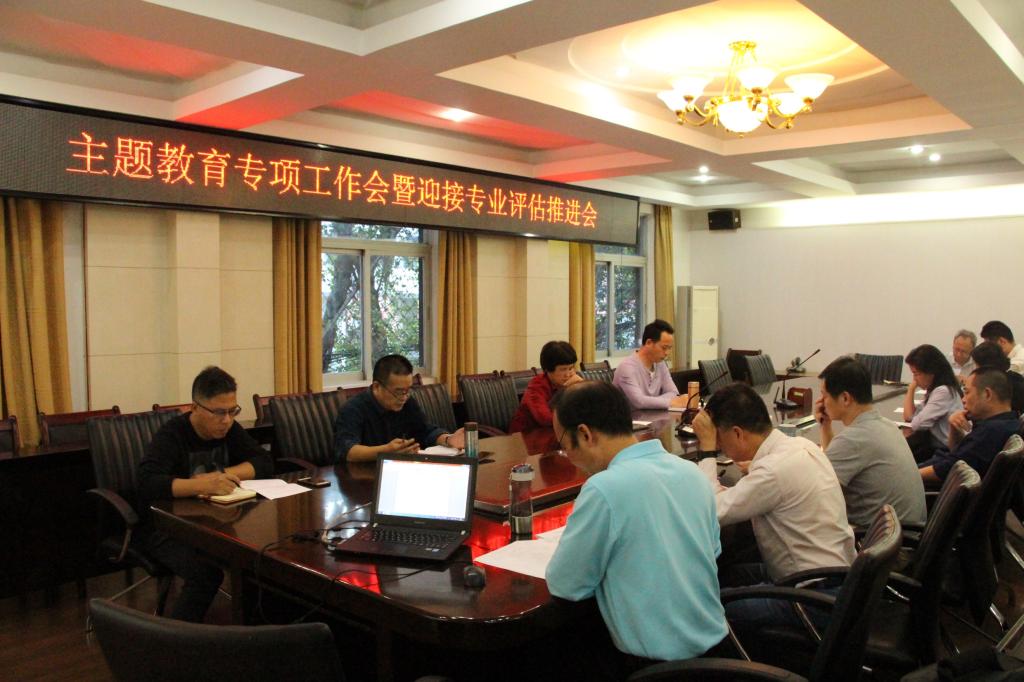 图片包含 室内, 天花板, 人员, 墙壁描述已自动生成