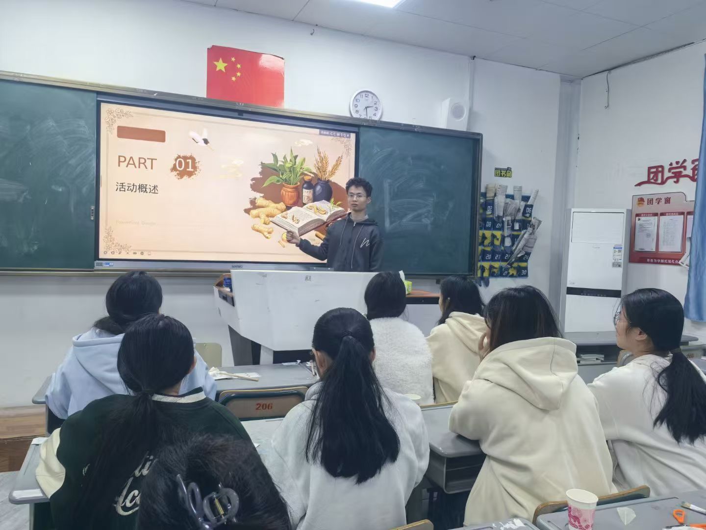 瀚语文学社举办“叶韵诗心，中药与文学创意标签制作”活动