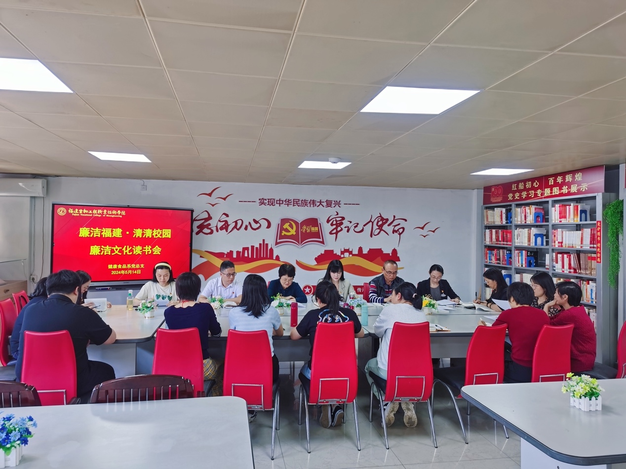 一群人在餐厅里  中度可信度描述已自动生成