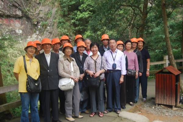 学院组织离退休干部职工重阳节登高活动